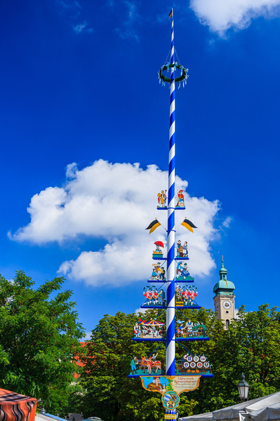 Maypole su Viktualienmarkt, Monaco di Baviera, Baviera, Germania
 - Foto, immagini
