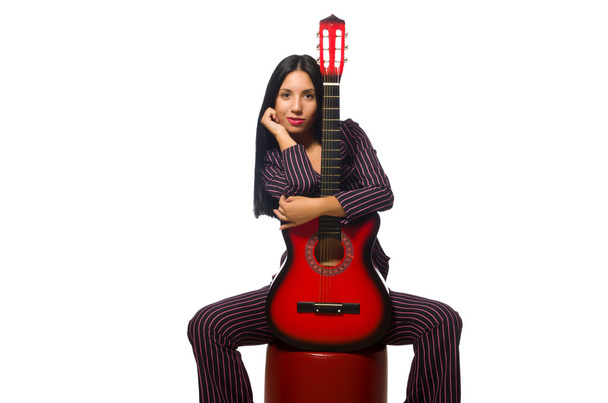 Mujer guitarrista aislado en blanco - Foto, imagen