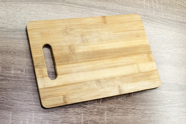 stará dřevěná řezací deska na stole - Fotografie, Obrázek