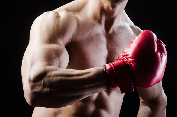 М'язистий чоловік в концепції боксу
 - Фото, зображення