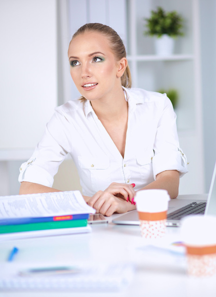 Atrakcyjna bizneswoman siedzi w biurze - Zdjęcie, obraz