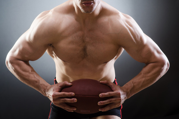 Hombre musculoso con fútbol americano
 - Foto, Imagen