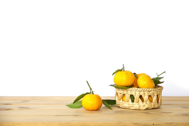 Archivfoto Orangen auf strukturiertem verwittertem Holztisch - Foto, Bild