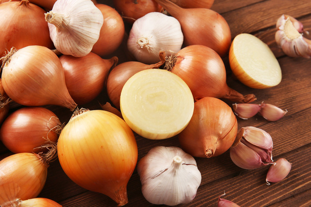 Fresh onions with garlic on wooden background - Zdjęcie, obraz