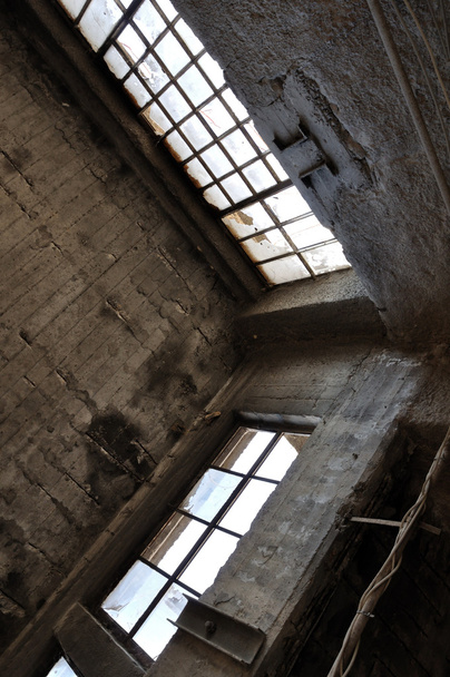 gebroken windows betonnen wand en plafond - Foto, afbeelding