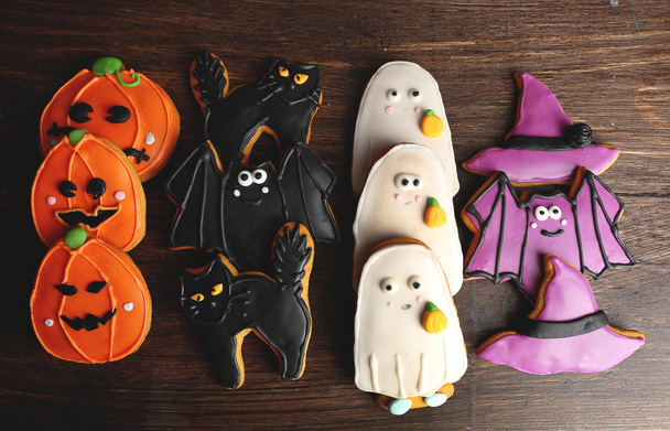Creatieve Halloween cookies op houten achtergrond - Foto, afbeelding