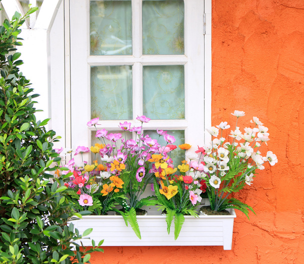 オレンジの建物の窓の花の箱 - 写真・画像