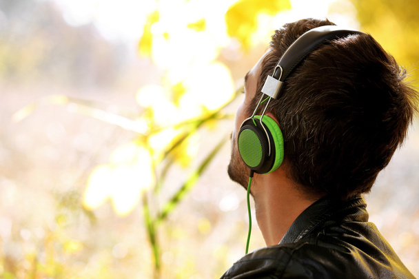 Young man listening to music - Foto, immagini