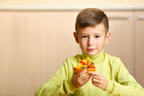 Kleiner Junge isst Pizza   - Foto, Bild