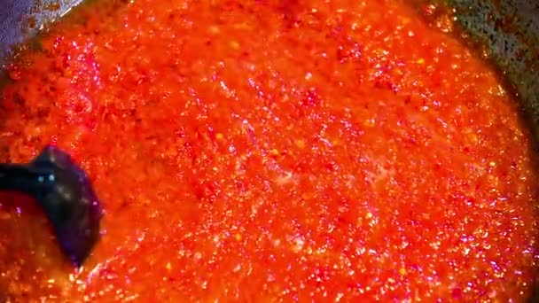 Cook Aggiunta di spezie in salsa rossa
 - Filmati, video