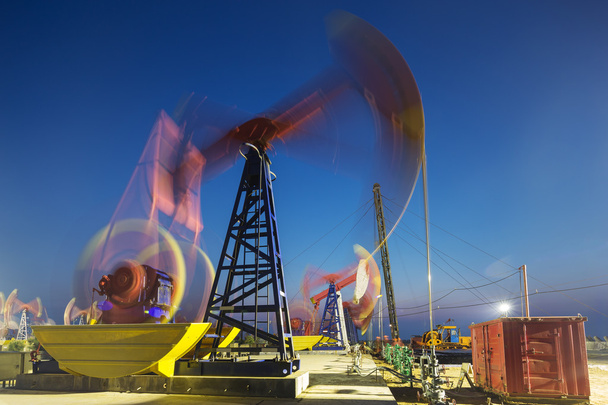 昼と夜の油田の作業石油リグ - 写真・画像