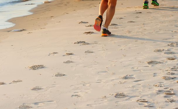 Jogging na plaży Hua Hin, Tajlandia. - Zdjęcie, obraz