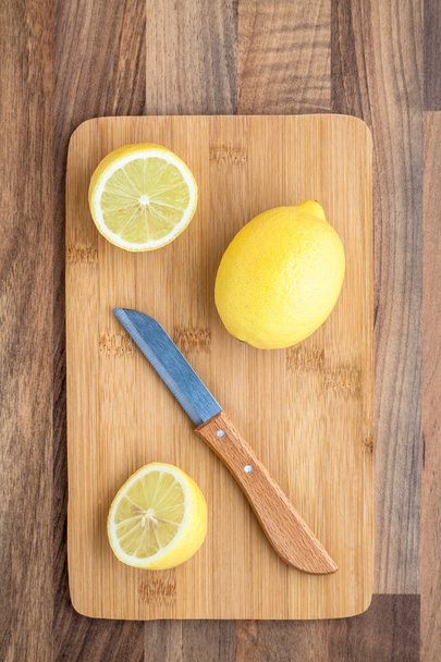 Tabla de cortar cuchillos de limones
 - Foto, imagen