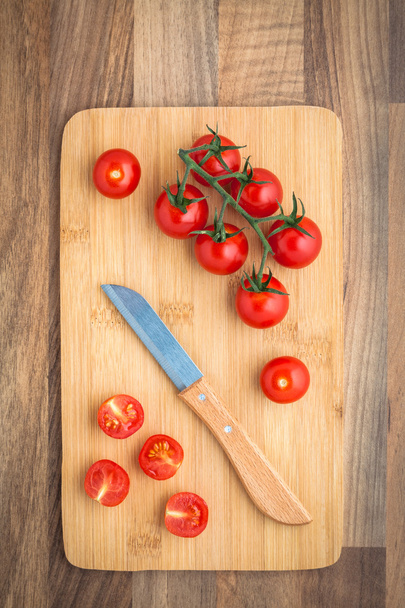 Tabla de cortar cuchillos de tomate
 - Foto, Imagen