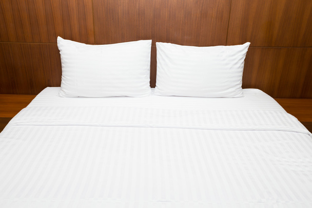 Білі простирадла та подушки
 - Фото, зображення
