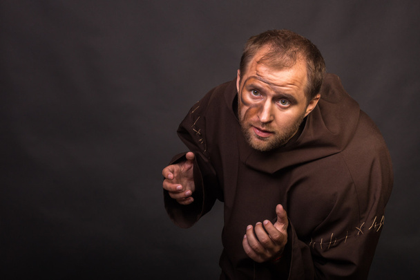 El actor disfrazado de mendigo sobre un fondo oscuro
 - Foto, imagen