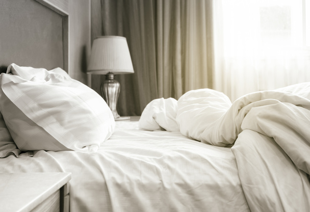 Sábana colchón y almohadas sin hacer Dormitorio interior
 - Foto, imagen