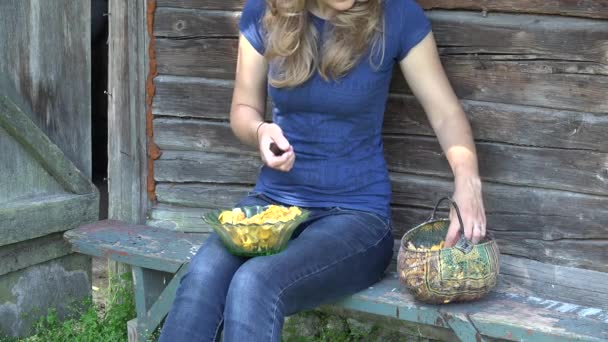Farmer lány kezében tiszta rókagombát gomba késsel. 4k - Felvétel, videó