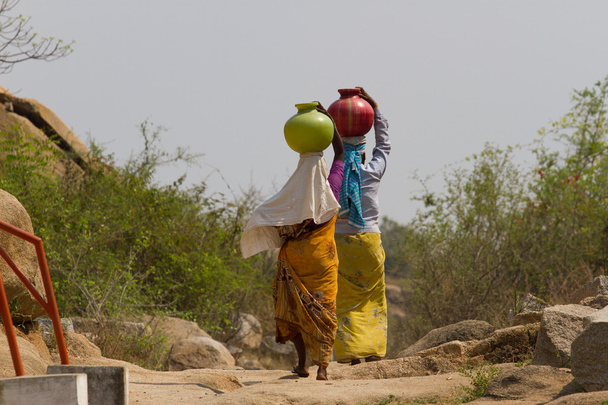 İki Hintli kadınlar başlarını tencere su devam - Fotoğraf, Görsel