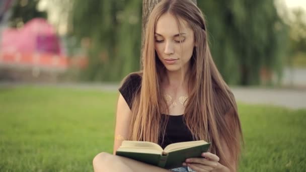 Woman Reading Book By The Tree In Park - Felvétel, videó