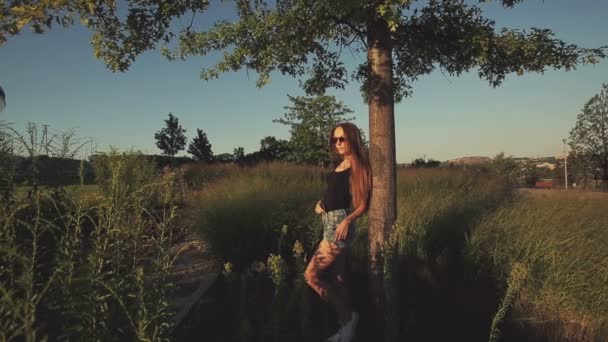 Πλαίσια της κομψή γυναίκα χαρούμενη στο πάρκο της πόλης - Πλάνα, βίντεο