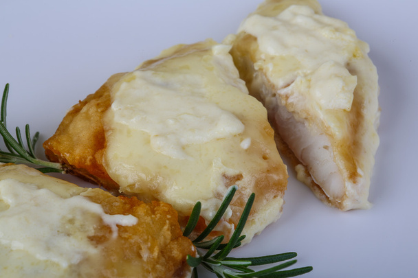 Krem ve peynir soslu fırında levrek - Fotoğraf, Görsel