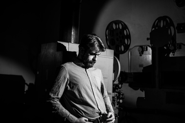 hombre de pie cerca de un proyector de cine en la sala de proyeccionista
 - Foto, Imagen