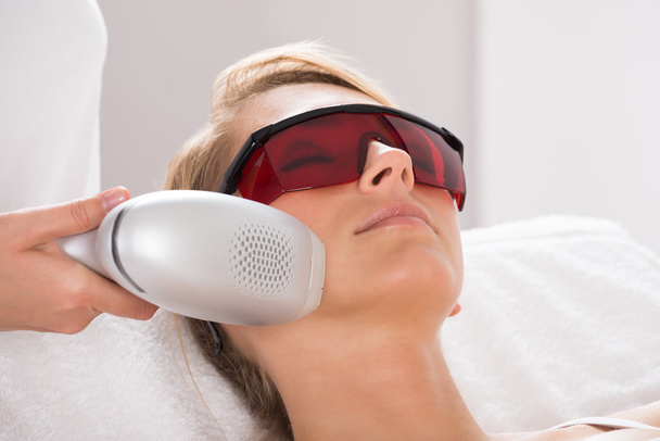 Woman Undergoing Laser Treatment At Salon - Foto, immagini