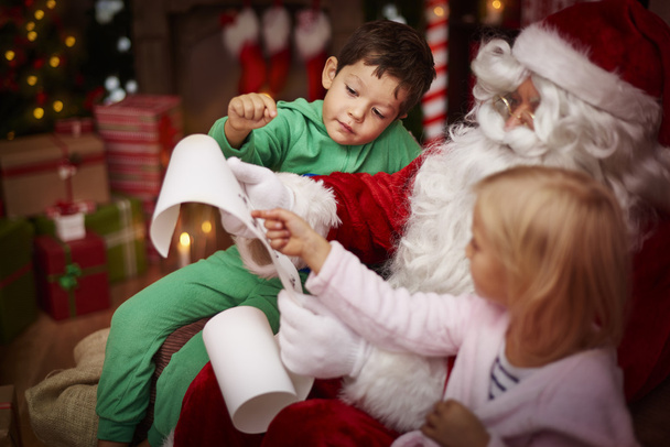 Lectura de Santa con niños
 - Foto, Imagen