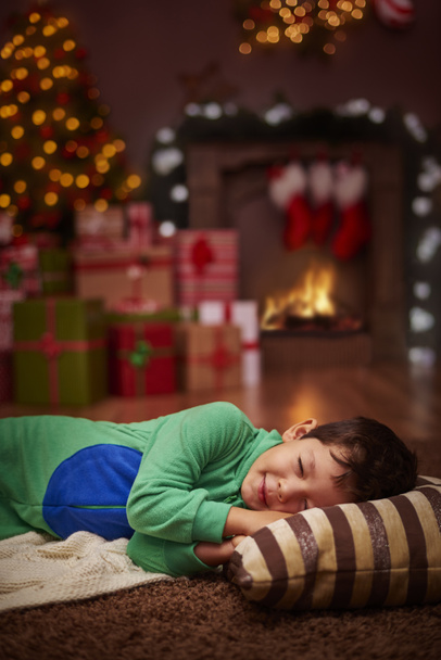 Poika nukkuu ennen jouluaattoa.
 - Valokuva, kuva