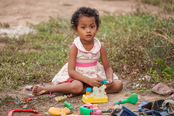 Pobreza asiático crianças jogar brinquedo
 - Foto, Imagem