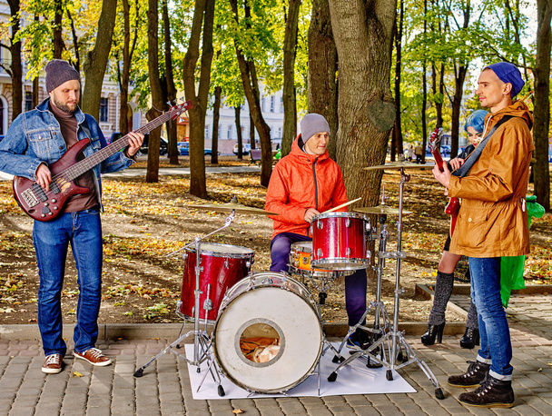 Musique artistes de rue dans le parc
 - Photo, image