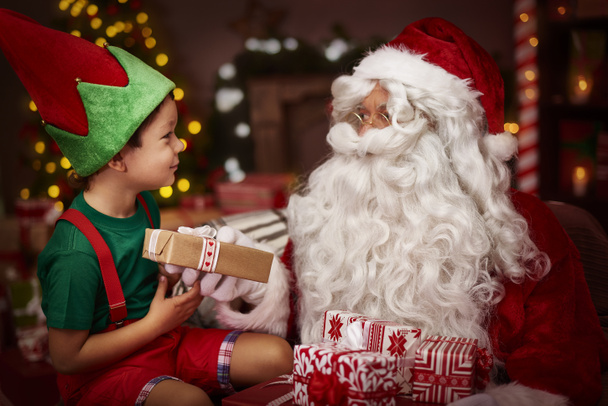 Santa Claus da regalos
 - Foto, imagen