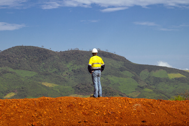 Travailleur de la construction minière au sommet d'une montagne en Afrique
 - Photo, image