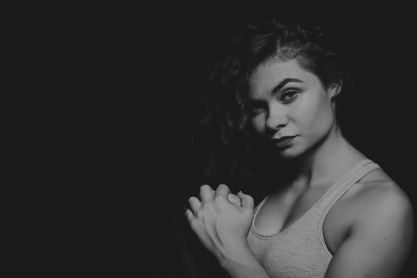 The beautiful sports girl on a dark background - Valokuva, kuva
