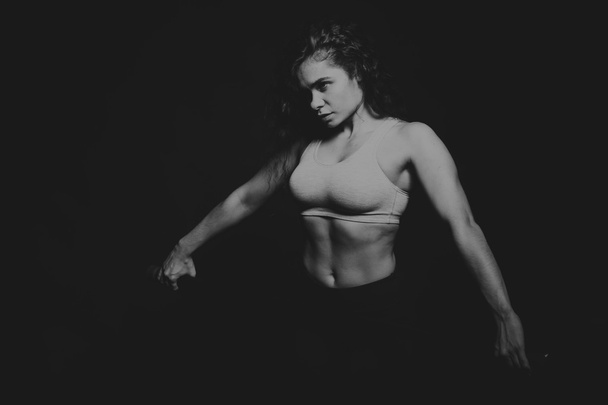 Красивая спортивная девушка на темном фоне
 - Фото, изображение