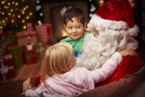 Babbo Natale con bambini piccoli
 - Foto, immagini