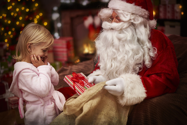 Дед Мороз дарит подарок девушке
 - Фото, изображение