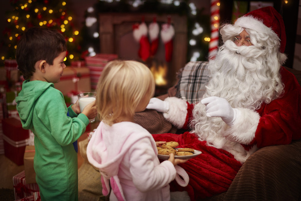 gyerekek amely cookie-kat a santa claus - Fotó, kép