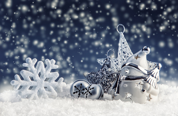 Decoración de Navidad y adornos - campanas de jingle muñeco de nieve estrella copos de nieve en la atmósfera nevada
. - Foto, imagen