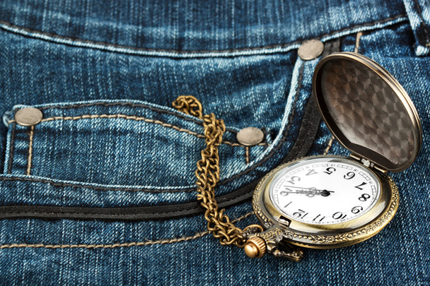 Reloj en bolsillo de jeans
 - Foto, imagen