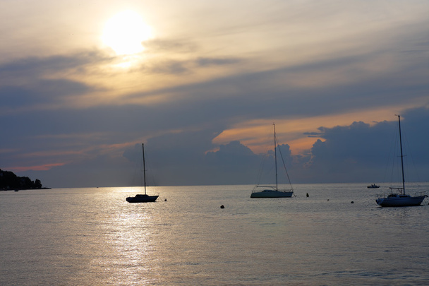 Τρία ιστιοφόρα στα ανοικτά της θάλασσας σε ένα καλοκαίρι κατά το ηλιοβασίλεμα  - Φωτογραφία, εικόνα