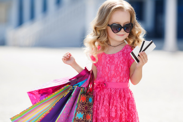 A young buyer with colored bags and credit card - Foto, Bild