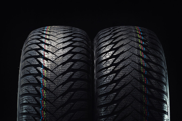 Neumáticos de invierno aislados en negro
 - Foto, Imagen