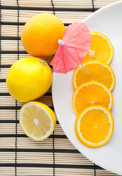 A plate of cutting orange and other citrus - 写真・画像