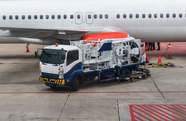 Repostadores de aviones Repostaje de la aeronave en el aeropuerto
. - Foto, Imagen