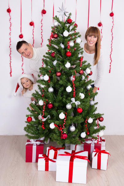 los felices padres e hija con árbol de Navidad decorado - Foto, imagen