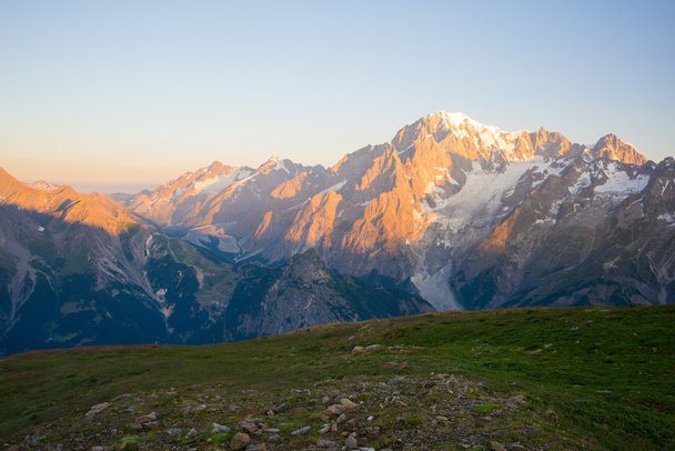 Monte Bianco ή Mont Blanc με την Ανατολή, ιταλική πλευρά - Φωτογραφία, εικόνα