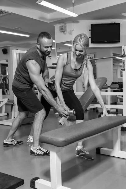 junges Paar im Fitnessstudio beim gemeinsamen Training - Foto, Bild