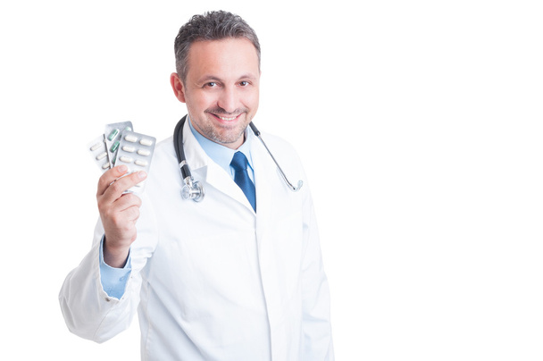 Médecin ou médecin tenant et montrant des comprimés de pilule
 - Photo, image